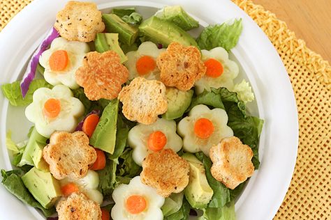 Make Shaped Croutons, Etc. to Decorate Up a Simple Salad Flower Shaped Food, Healthy Food Art, Food Art For Kids, Childrens Meals, Croutons Homemade, Spring Salad, Funny Food, Lunch Box Recipes, Kids Food