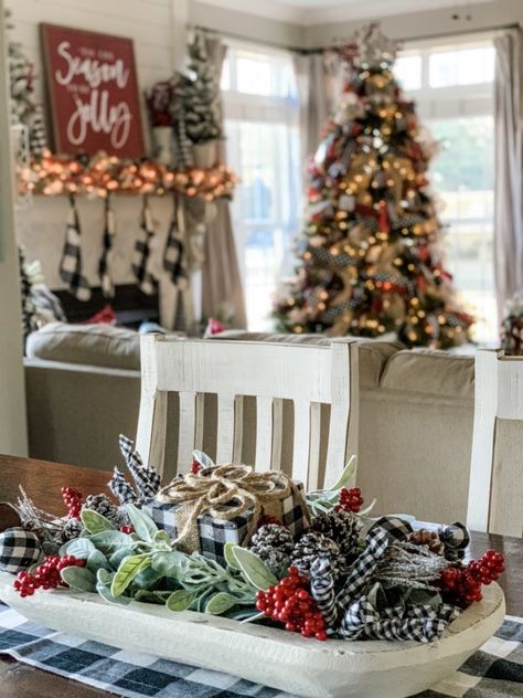 Natal, Christmas Dough Bowl, Christmas Centerpiece Ideas, Dough Bowl Centerpiece, Tray Decor Christmas, Christmas Table Centerpieces, Christmas Centerpieces Diy, Christmas Farmhouse, Simple Centerpieces