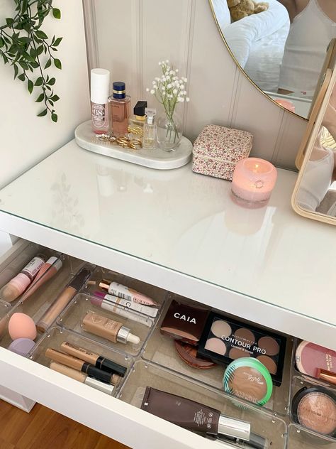 🌸💗 Makeup Desk Mirror, Bedroom Bureau Decor, Room Ideas Makeup Desk, Desk Setup Makeup, Beauty Desk Ideas, Clean Girl Desk Aesthetic, Clean Girl Vanity Aesthetic, Desk Ideas For Bedrooms, Desk Decor Ideas Bedroom