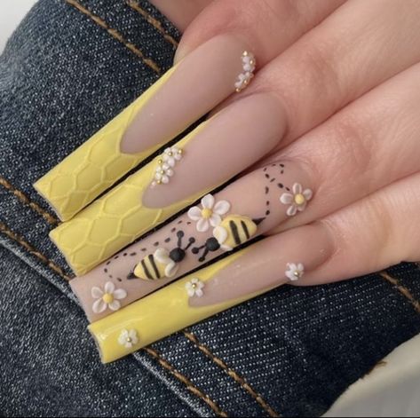 Bumble Bee Acrylic Nails, Bee Nails Acrylic, Bee Inspired Nails, Yellow Bee Nails, Bees Nails, Bee Acrylic Nails, Bee Themed Nails, Honey Bee Nails, Bumble Bee Nail Art