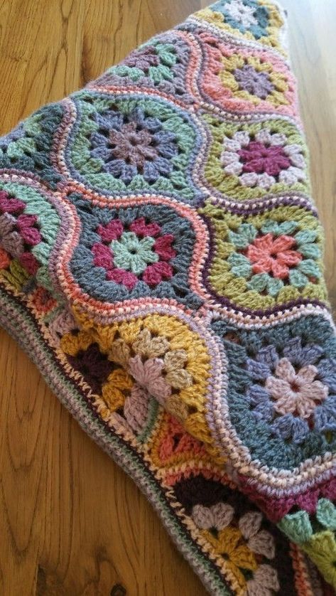 Mystical Lanterns - Free Crochet Tutorial Uncinetto Zig Zag, Motifs Afghans, Cup Of Cocoa, Crocheted Blanket, Crochet For Beginners Blanket, Afghan Crochet Patterns, Crochet Squares, Crochet Granny, Crochet Motif