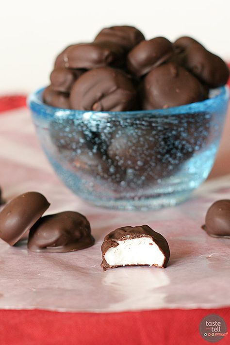 Homemade Junior Mints - Taste and Tell Mints Recipe, Junior Mint, Taste And Tell, Junior Mints, Best Homemade Pizza, Homemade Candy, Mint Recipes, Candy Recipes Homemade, Wedding Cake Recipe