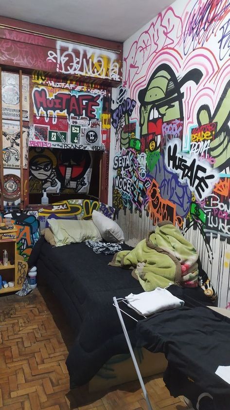 skater room Room Graffiti, Skater Room, Graffiti Bedroom, Punk Room, Desen Realist, Chill Room, Retro Room, Narita, Grunge Room