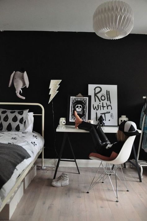 a stylish black and white space for a little rock n roller should be done with a black wall, of course Boys Bedroom Modern, Modern Boys Bedroom, Decor Chairs, Black And White Bedroom, Childrens Bedroom Decor, Modern Kids Room, Boy Bedroom Design, Boys Bedroom Ideas, Bedroom Deco