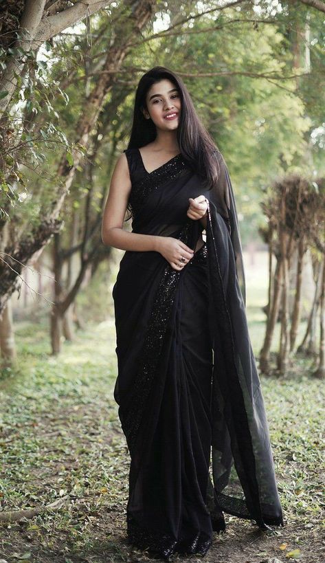 Black Saree Designs, Black Sari, Party Wear Sarees Online, Pengantin India, Sarees For Girls, Sari Design, Plain Saree, Look Formal, Simple Sarees