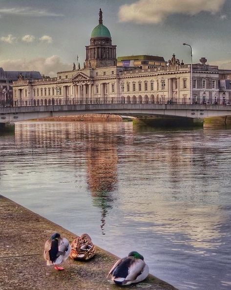 Pictured here in perfect pastels is the Custom House in Dublin City Centre. Regarded as ‘one of the jewels in the city’s architectural crown’, this 18th century building has become a true landmark of the city. Laden with history and character, a visit to the Custom House Visitor Centre is well worth the time if you ever find yourself with an afternoon to spare! 📸@nambrosium Top 10 Things you must do in DUBLIN, Ireland https://lovetovisitireland.com/top-10-things-you-must-do-in-dublin-ireland/ Magazine Design Cover, Dublin House, Love Ireland, Wild Atlantic Way, Cliffs Of Moher, Dublin City, Traditional Music, Custom House, Irish Pub