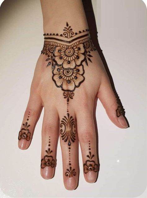 Henna Designs Kids, Mehandi Design Simple, Henna Motive, Simple Henna Designs Hand, New Mehndi Design, New Mehndi, Arabic Henna Designs, Henna Inspired Tattoos, Simple Mehndi Design