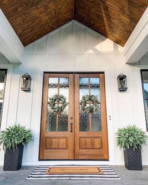 Farmhouse Front Porches Decorations, Rustic Farmhouse Front Porches, Home Designs Exterior, Farmhouse Front Porches, Farmhouse Front, Casa Exterior, Modern Farmhouse Exterior, Front Porches, Front Porch Decorating