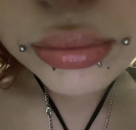 Piercings Aesthetic Face, Piercings Ideas Face, Cool Piercings Face, Y2k Piercings, Piercings Mouth, Cute Facial Piercings, Piercing Ideas Face, Dahlia Piercing, Piercings Face