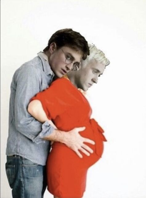 Drarry Mpreg, Draco Malfoy Funny, Harry Potter Curses, Harry Potter Funny Pictures, Glume Harry Potter, Heart Breaks, Funny Harry Potter Jokes, Harry Draco, Harry Potter Puns