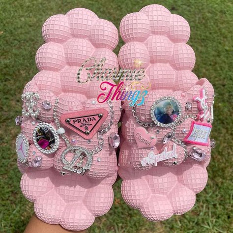 White Crocs Jibbitz Ideas, Bubble Crocs, Bedazzled Slides, Bubble Shoes, Jibbitz Ideas, Designer Crocs, Cool Crocs, Bedazzled Shoes Diy, Angel Garden