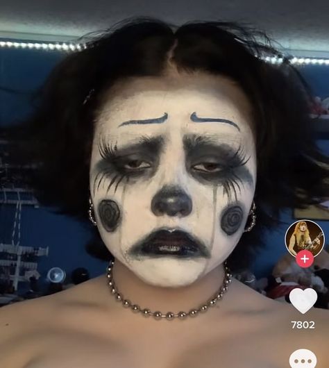 Art Reference Real People, Clown Face Makeup Easy, Scary Make Up Easy, Corpse Clown Makeup, Scary Makeup For Halloween, Clown Makeup Messy, Black And White Face Paint Ideas, The Garden Clown Makeup, Clown Makeup Looks Scary