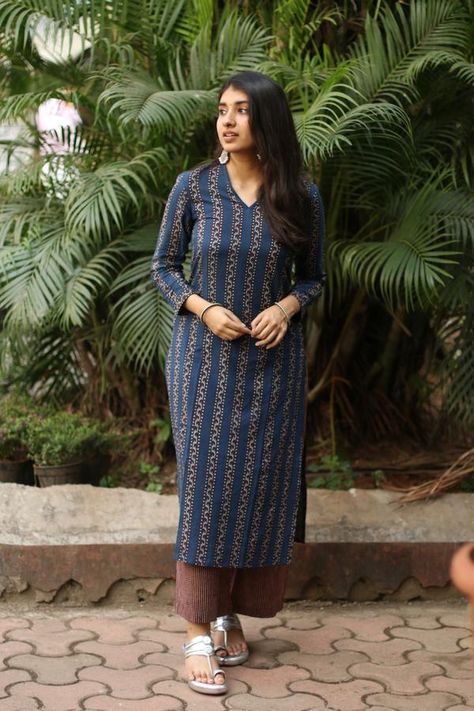 Ajrak Kurta Designs, Full Hands Cotton Dress Designs, Full Hand Cotton Kurtis, Full Hand Kurti Design, Cotton Kali Kurti Designs, Ajrakh Kurta Designs Women, Cotton Floor-length Kurta With Pallu, Unstitched Cotton Kurta With Pallu, Cotton Printed Kurtis Design