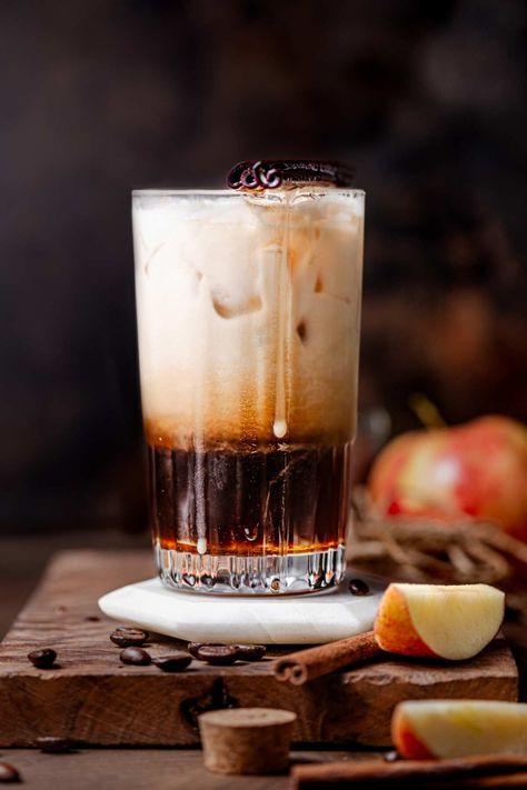 Apple Crisp Oatmilk Shaken Espresso (Starbucks) Apple Crisp Syrup, Oatmilk Shaken Espresso Starbucks, Shaken Espresso Starbucks, Expresso Recipes, Homemade Coffee Syrup, Homemade Apple Crisp, Shaken Espresso, Oat Milk Recipe, Dairy Free Coffee