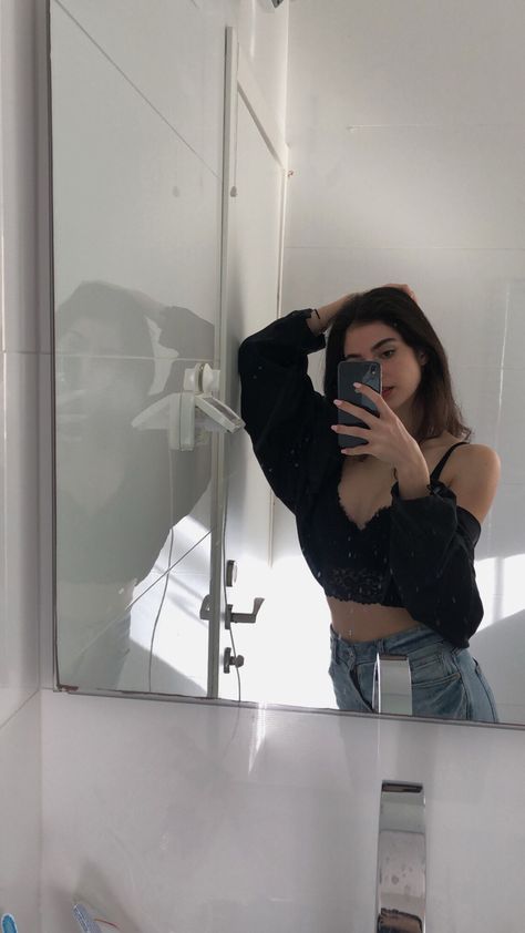 Mirror pic Girl Mirror Sefile, Girl Mirror Sefile Aesthetic, Selfie Emoji, Ig Selfie, Yk2 Outfits, Pretty Mirror, Poses Mirror, Oily Skin Face, Mind Art