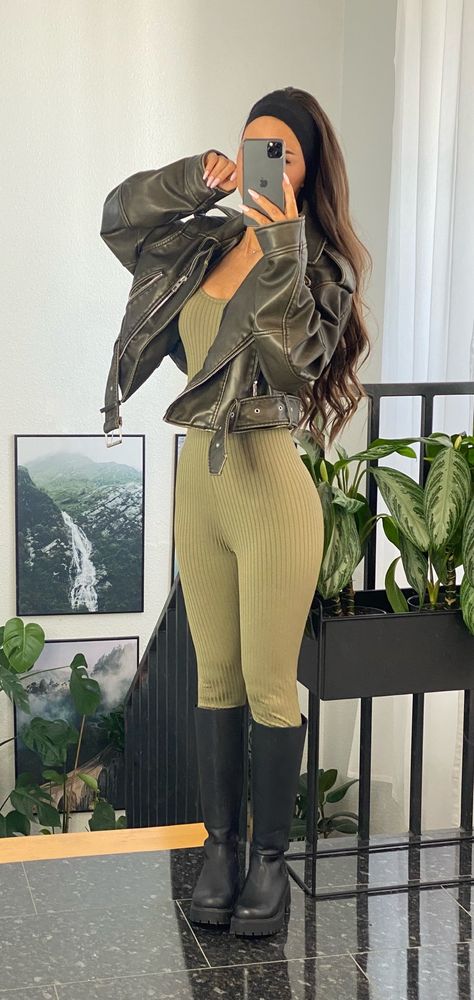 Daisy Wolanski, Green Jumpsuit Outfit, Zara Biker Jacket, Biker Jacket Outfit, Ootd Autumn, Winter Mode Outfits, Ribbed Jumpsuit, Outfit Links, Outfit Essentials