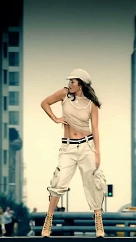 Jlo Dance Outfits, Jlo Iconic Outfits, Jlo Iconic Looks, Jlo Inspired Outfits, Jennifer Lopez 2000s Fashion, Jlo Costume Ideas, Jlo 90s Outfits, Jlo Outfits 90s, Beyonce 2000's Outfits