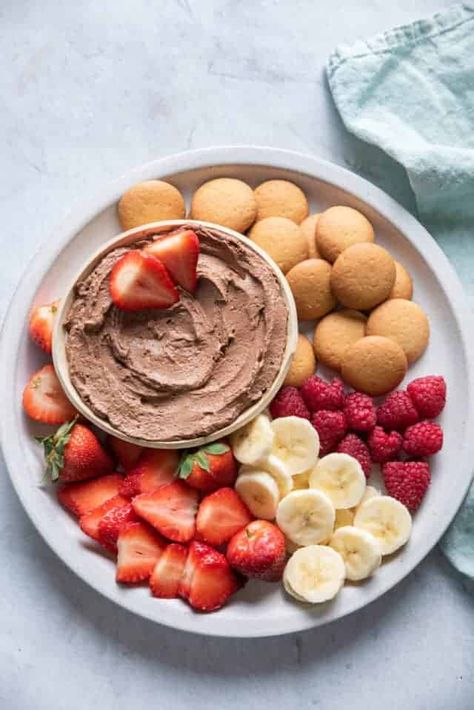 Easy Midnight Snacks, Peanut Butter Dip, Yogurt Snacks, Yogurt Breakfast, Sweet Dips, Dip Recipes Easy, Chocolate Snacks, Chocolate Delight, Healthy Snacks Easy