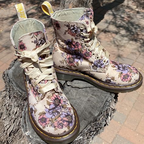 Dr. Marten Beckett Wild Rose Design. Flowered Pattern On A Beige Background.. Worn A Few Times But Have Been Taken Care Of. Look Almost Brand New , A Few Vey Small Spots . Size Us 6. Timeless Design. Super Cute.B5soh Cute Dr Martens, Slipknot Concert, Dark Cottagecore Fashion, Monica Style, Shoe Reference, Painted Boots, Magic Clothes, Big Girl Clothes, Stunning Shoes