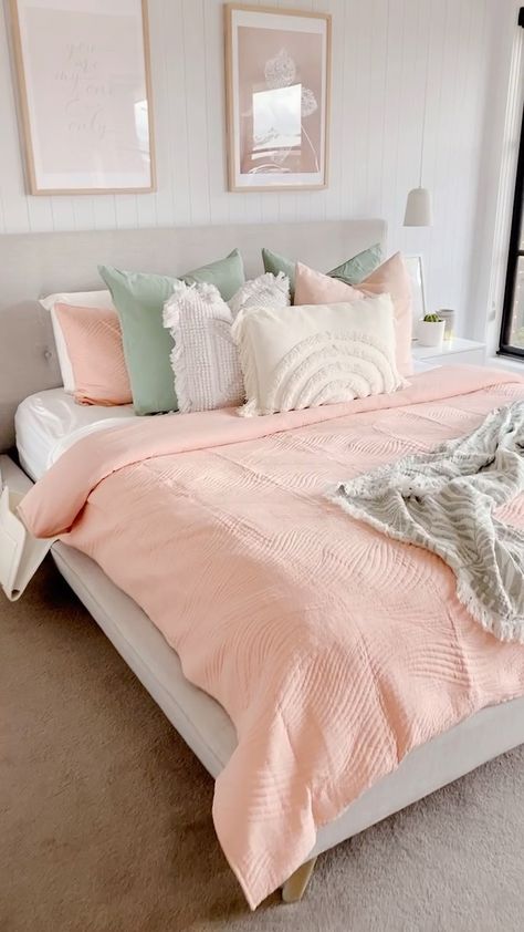 Bedroom Ideas Pink Green, Neutral And Pastel Bedroom, Light Pink Bedding Room Ideas, Room Ideas Aesthetic Sage Green And Pink, Sage And Pink Bedroom Ideas, Boho Bedroom Pink Accents, Cute Pastel Room Ideas, Room Ideas Green And Pink, Peach And Sage Bedroom