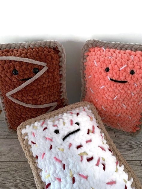 Kawaii, Amigurumi Pop Tart, Preppy Things To Crochet, Pop Tart Crochet Pattern, Crochet Pop Tart Free Pattern, Easy Crochet Food, Crochet Patterns Food, Crochet Patterns Easy Beginner, Market Crochet Ideas