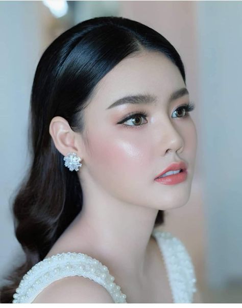 Bridal Hair And Makeup Asian, Korean Hairstyle Wedding, Asian Bridal Makeup Natural, Thailand Makeup Look Wedding, Korean Bride Makeup, Wedding Makeup For Asian Brides, Asian Wedding Hairstyles, Debut Makeup, Korean Bridal Makeup