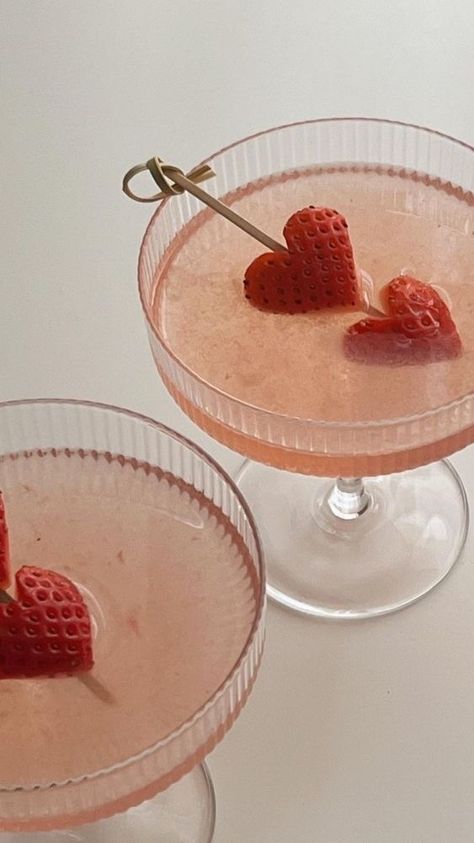 Valentine Dinner Party, Galentines Day Ideas, Galentines Party, Valentine Dinner, Pretty Drinks, Milkshakes, Pretty Food, Mocktails, San Valentino