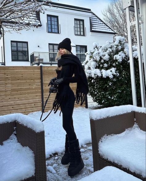 Outfit Neve, Winter Work Outfits Women, Winter Concert Outfit, Cold Winter Fashion, Winter Outfits Elegant, Montana Outfits, Winter Work Outfits For Women, Moon Boots Outfit, Mode Au Ski