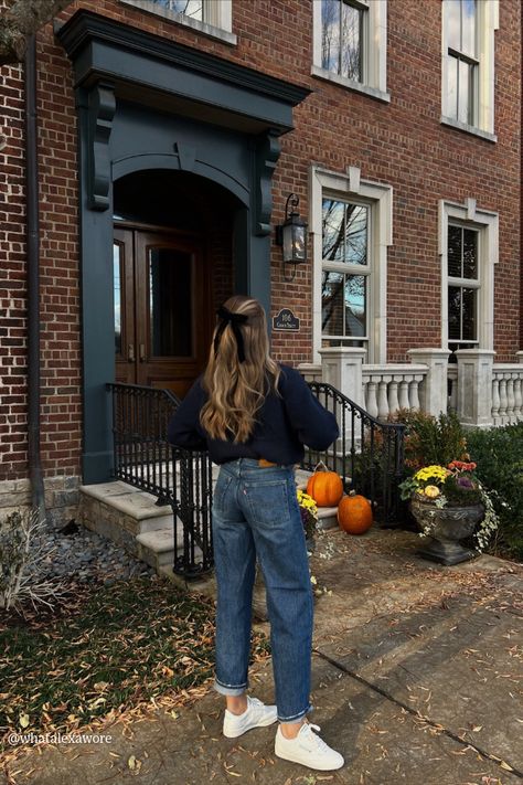 Baggy Levis Outfit, Baggy Boyfriend Jeans Outfit, White Levis Jeans Outfit, Wide Leg Jeans Outfit Winter Casual, Baggy Jeans Outfit Winter, Wide Leg Jeans And Sneakers, Levis Jeans Outfit, Baggy Jeans Outfit 90s, Jeans And Sneakers Outfit