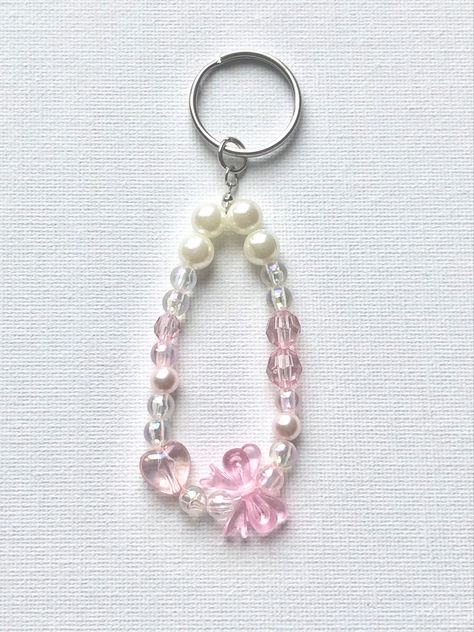 #cute #aesthetic #keychain #diy Aesthetic Keychain Diy, Kalung Manik Aesthetic, Keychain Aesthetic Diy, Gantungan Hp Manik-manik, Bag Keychain Aesthetic, Key Chains Aesthetic, Aesthetic Keychain, Chains Aesthetic, Pink Keychain