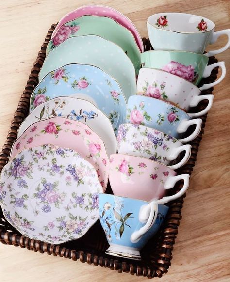 طقم شاي, English Tea Set, English Afternoon Tea, Crockery Set, Afternoon Tea Set, Idee Cricut, Bone China Tea Set, Pretty Tea Cups, China Tea Sets