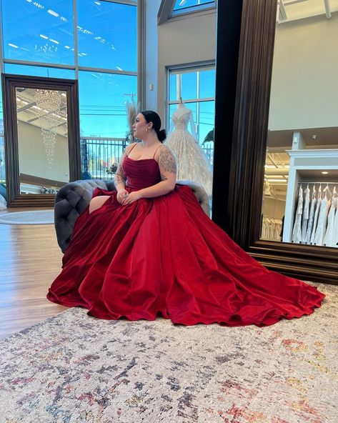 Plus Size Red Wedding Dress, Red Wedding Dress Plus Size, Maggie Sottero Scarlet, Red Plus Size Wedding Dress, Red Wedding Gowns Brides, Maroon Wedding Dress, Red Wedding Gowns, Curvy Wedding Dress, Black Red Wedding