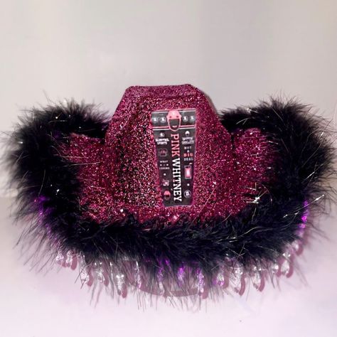 ✨ hats by abby ✨ on Instagram: “new pink whitney w/ black sparkle boa design dropping tonight😻 will also be available in chunky pink & white, black and silver buttttt this…” Pink Whitney Drink Outfits, Pink Whitney Cowgirl Hat, Pink Whitney Outfit, Michelob Ultra Cowboy Hat, Pink Whitney Costume, Pink Whitney Cowboy Hat, Pink Whitney Halloween Costume, Liquor Themed Cowboy Hats Diy, Pink Whitney Hat