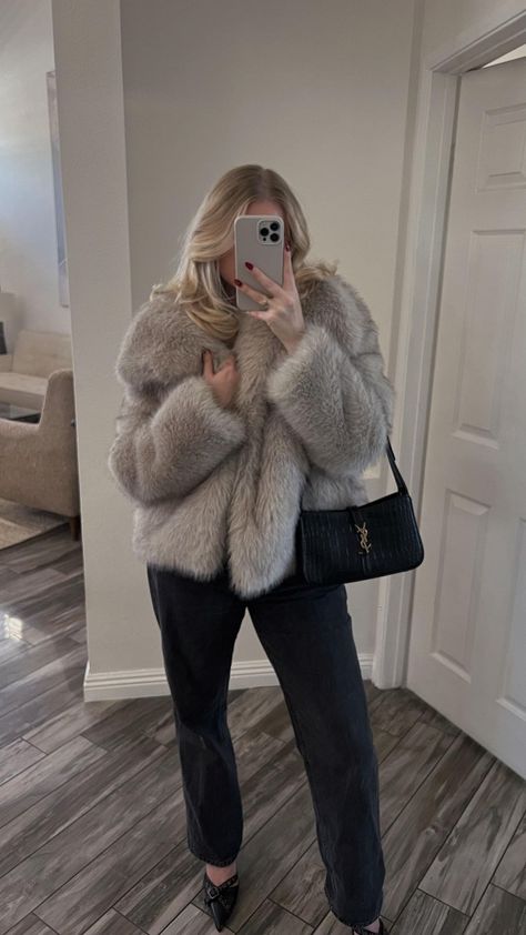 & it’s perfection @zara 🫶🏻… | Instagram How To Style Fur Coat, Estetic Outfits, Zara Fur Coat Outfit, Outfits With Fur Coat, Winter Outfits Fur Coat, Zara Fur Coat, Women’s Coats, Coats Outfits Women, Fur Coat Outfit Dressy