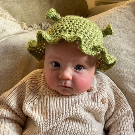 By VERY popular demand, I introduce to you the cutest little Shrek hat you've EVER SEEN! Handmade crochet Shrek hat for babies aged from 0-6 months ish, or a little older as there's plenty of stretch in the material. Made using super soft acrylic yarn which is gentle on your baby's skin, and can be washed on a low heat with your usual washing. Can be made in any 3 of the Shrek-ky green shades, perfect gift for Shrek loving parents! Crochet Shrek Hat, Shrek Fancy Dress, Cute Shrek, Crochet Shrek, Shrek Hat, Funny Shrek, Crochet Baby Bonnet, Hat Tutorial, Felt Gifts