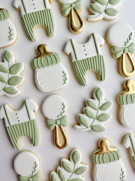 Greenery and Gold baby shower sugar cookies are perfect for your gender-neutral baby shower. This cookie set includes baby romper, baby rattle, baby bottle, and leaf cookies. White sage green and gold accents, are a classic combination.  This listing is for 1 dozen (12) sugar cookies:  Size: 3" to 4" All our cookies are made to order, your cookies will be made in small batches from scratch, and they will arrive in individual cello bags heat-sealed. Please note that colors may appear differently Hunter Green Baby Shower Ideas, Baby Shower Green Theme, March Baby Shower Themes, Gender Neutral Baby Shower Cookies, Sage Green Baby Shower Ideas, Green Baby Shower Ideas, Baby Shower Sage Green, Baby Shower Cookies Neutral, Gender Neutral Baby Shower Ideas