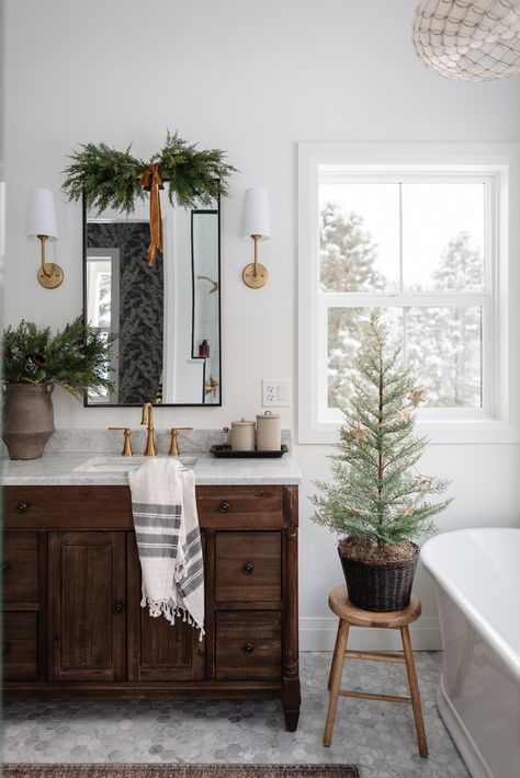 Christmas Decor Ideas For Bathroom, Mirror On Mantle, Bathroom Christmas Decor, Kitchen Organizing Ideas, Nice Houses, Holiday Bathroom, Primary Bath, Christmas Bathroom Decor, Space Saving Kitchen