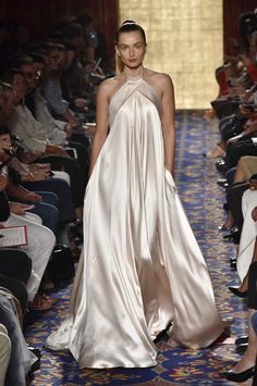 Brandon Maxwell RTW Spring 2017. [Photo: Rodin Banica/WWD] Philippines Fashion, Afrikaanse Mode, Brandon Maxwell, Gorgeous Gowns, Spring 2017, Beautiful Gowns, Primavera Estate, Dress First, Dream Dress