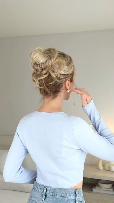 Alex Gaboury | Easy bun hack for long hair!🩵 @robecurls heatless curler. #hairhack #easyhairstyles #hairinspo #schoolhairstyles #hairvideo | Instagram Alex Gaboury, Bun Hack, French Pin, Heatless Curler, Easy Updos For Medium Hair, Long Hair Tips, Easy Bun, Hair Bun Tutorial, Easy Hair Updos