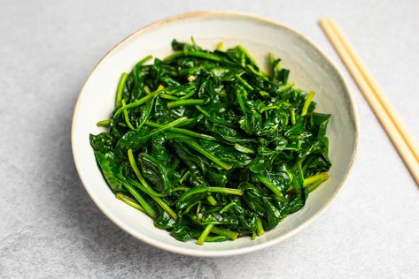 Chinese stir-fry spinach with garlic shows that spinach can hold its own against strong garlic. Enjoy it as a side for steak and more. Seasoned Spinach, Stir Fry Spinach, Chinese Spinach, Fried Spinach, Chinese Stir Fry, Garlic Spinach, Wilted Spinach, Raw Spinach, Garlic Recipes