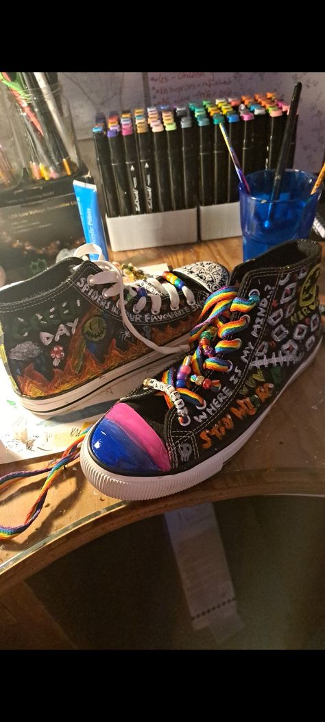 How To Decorate Shoes, Shoe Decorations Diy Converse, Converse Shoes Decorated, Diy Converse Shoes Paint High Tops, How To Customize Converse, Alt Shoes Drawing, Shoe Decoration Ideas, Converse Shoe Ideas, Punk Craft Ideas