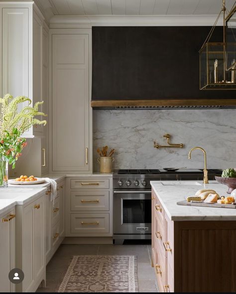 C Brandon Ingram, Timeless Kitchen Design, Classic Kitchen Design, Brandon Ingram, Wood Kitchen Island, Timeless Kitchen, Kitchen Hoods, Home Luxury, Kitchen Nook