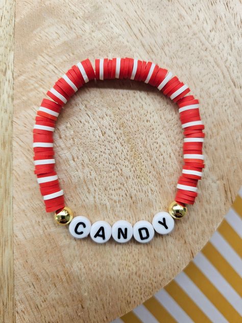 Red Clay Bracelet Ideas, Candy Cane Bracelet, Cute Clay Bead Bracelet Ideas Christmas, Christmas Clay Bead Ideas, Clay Bead Bracelet Ideas Christmas, Christmas Clay Bead Bracelet Ideas, Christmas Gift Favors, Bracelet Clay Bead, Bracelet Clay