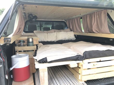 Truck Topper Camping, Truck Cap Camping, Pickup Camping, Bil Camping, Camping Truck, Pickup Trucks Camping, Camping Setup, Truck Camper Shells, Truck Living