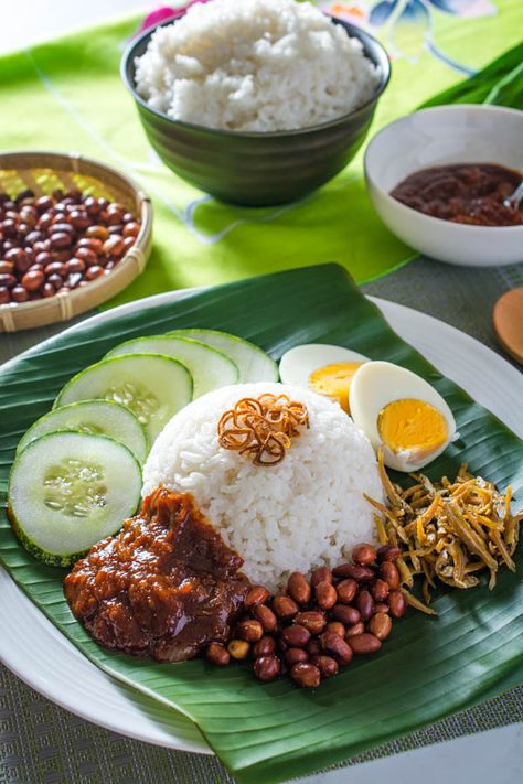 Malaysian Nasi Lemak, Sambal Nasi Lemak, Nasi Lemak Photography, Nasi Uduk Aesthetic, Nasi Lemak Aesthetic, Malaysia Poster, Food Malaysia, Masakan Malaysia, Malaysia Food