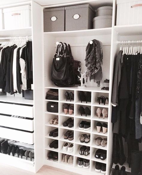 Gorgeous, organized walk-in closet. Vstupná Hala, Organized Closet, Wardrobe Organisation, Closet Room, Dream Closets, Room Stuff, Closet Inspiration, Room Closet, Walk In Wardrobe