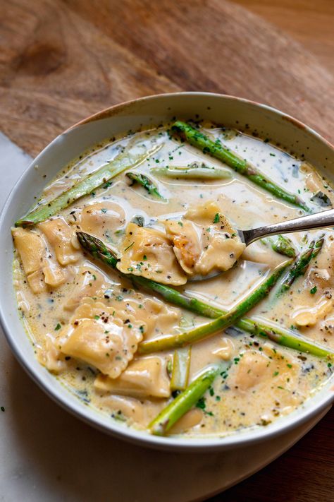 15 Minute Creamy Vegan Ravioli Soup - Lucy & Lentils Lentil Ravioli, Creamy Ravioli Soup, Ravioli Soup Recipe, Creamy Ravioli, Ravioli Soup, Vegan Ravioli, Creamy Vegan Pasta, Soup Creamy, Roasted Red Pepper Pasta