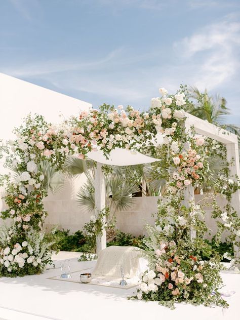 Wedding Decors In India, Anand Karaj Decor Outdoor Weddings, White Mandap Decor Indian, White Floral Mandap, Hindu Mandap Decoration, Wedding Canopy Ideas, Anand Karaj Decor, Outdoor Sikh Wedding, Classy White Wedding