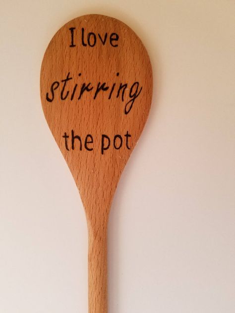 Wooden Spoon Crafts, Beginner Wood Burning, Wood Burn Spoons, Wood Burning Tips, Wood Burn Designs, Spoon Crafts, Engraving Ideas, Wood Burning Tool, Woodburning Projects