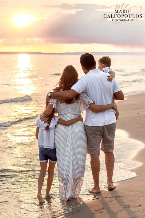 Strand Shoot, Family Beach Pictures Poses, Beach Photoshoot Family, Digital Quotes, Couples Beach Photography, Big Family Photos, Beach Photography Family, Family Beach Portraits, Beach Photo Session